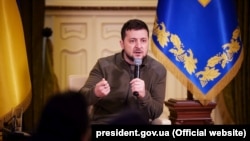 За словами Зеленського, він позитивно ставиться до посередництва прем’єр-міністра Ізраїлю Нафталі Беннета у переговорах між Україною та Росією