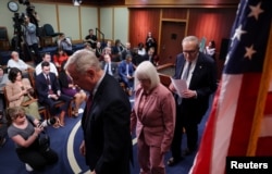 Руководство демократической фракции в Конгрессе после пресс-конференции за несколько часов до начала шатдауна. 30 сентября 2025 года