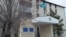 Здание Октябрьского районного суда города Караганды, где рассматривалось уголовное дело в отношении предполагаемых участников  «Таблиги Джамаат». 12 марта 2018 года.      