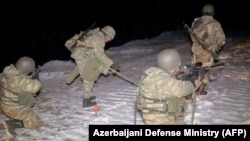 Ադրբեջանցի սակրավորները մաքրում են տարածքն ականներից, 25-ը նոյեմբերի, 2020թ․