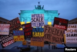 Акція на підтримку України до річниці повномасштабної війни біля Бранденбурзьких воріт, 2025 рік