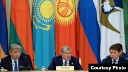 Астанадагы Евразия экономикалык биримдигине кирген мамлекеттердин саммитине катышкан кыргыз делегациясы. Тышкы иштер министри Эрлан Абдылдаев, президент Алмазбек Атамбаев жана президенттик аппараттын тышкы саясат бөлүмүнүн башчысы Сапар Исаков. Астана, 31-май, 2016