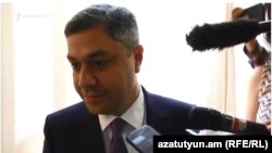 ԱԱԾ տնօրեն Արթուր Վանեցյանը զրուցում է լրագրողների հետ, արխիվ