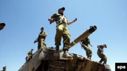 К середине дня израильские военные колонны, во главе с танками и тяжелыми бульдозерами, заняли позиции в палестинском лагере беженцев Рафах, на юге сектора Газа