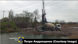 Перекрытие стока реки Кальчик на том месте, где раньше был мост, Мариуполь, апрель 2023 года