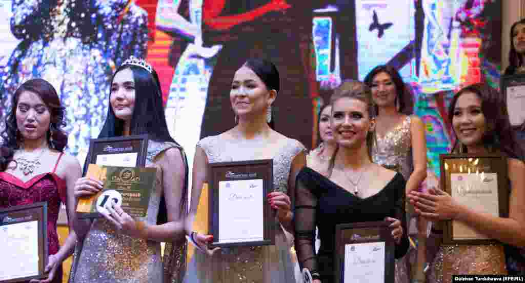 Соңку жылдары Кыргызстанда сулуулук сынактары көп өтүп келет. Бирок дээрлик көбүн жеңүүчү аныктаганда чыр коштойт. Бул жаатка аралашып жүргөндөр &quot;Акча, тааныш-билиш сулуулар дүйнөсүндө деле көп маселени чечип коет&quot; деген сөздөрдү четке кагышпайт.