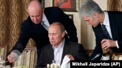 Пригожин приймає Путіна у своєму ресторані під Москвою, листопад 2011 року