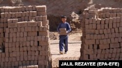 یک کودک افغان در جریان کار در یک کارخانه تولید خشت - عکس از آرشیف