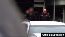 «Էրեբունի Պլազա»-ում կրակոցներ արձակած տղամարդը տեղափոխվում է ոստիկանության ավտոմեքենա Հայաստանի ոստիկանապետի պաշտոնակատար Արման Սարգսյանի ուղեկցությամբ, Երևան, 23 հունվարի, 2020թ.