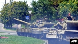 Танки бойовиків угрупування «ДНР» в Донецьку, 21 липня 2014 року