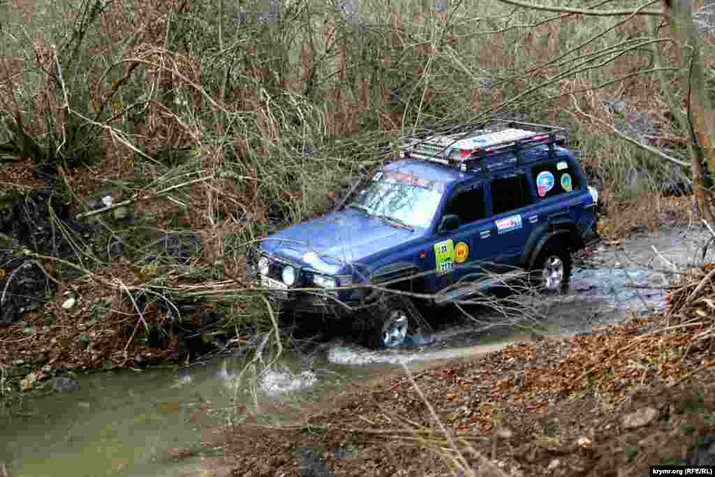 Опытный пилот автомобильного класса Т-72 решил сократить путь через реку