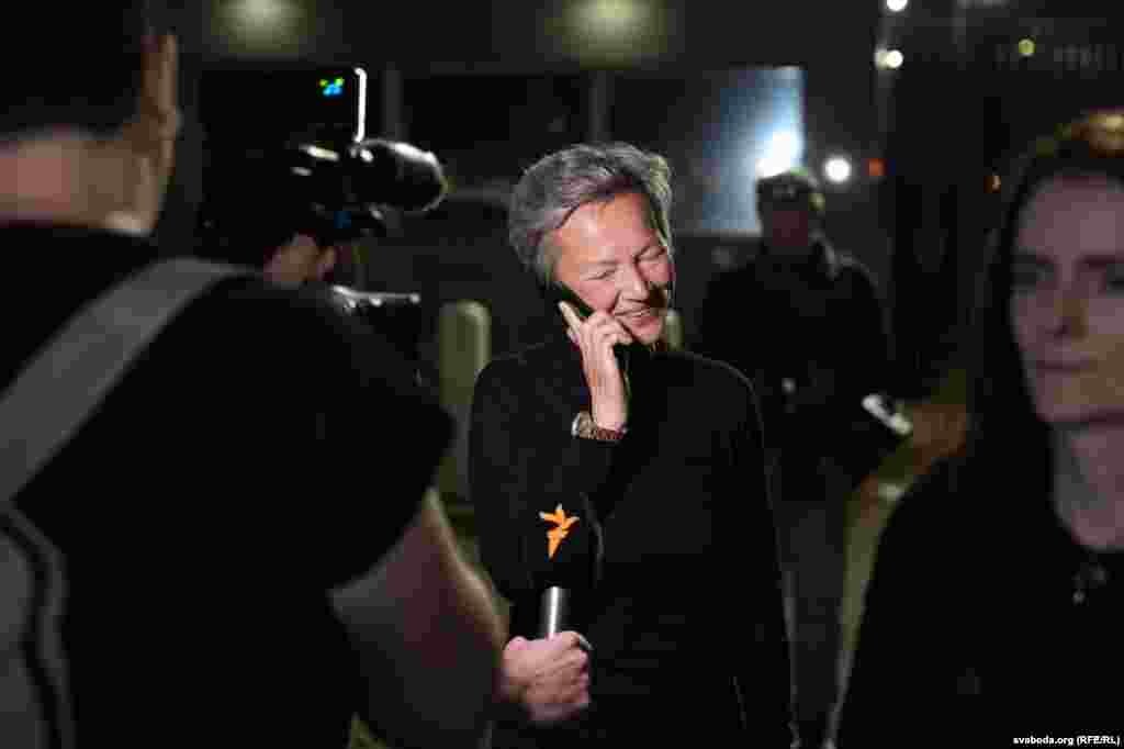 Ірына Слаўнікава размаўляе праз тэлефон з блізкімі