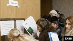 Russia -- Migrant workers queueing in an office of the Federal Migration Service for Nizhni Novgorod Region to submit their applications for work permits, 07Mar2007