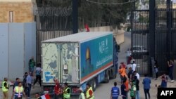 Рафах өткөрмө бекети аркылуу Газа тилкесине кирип бараткан гумжардам жүктөлгөн машине. 