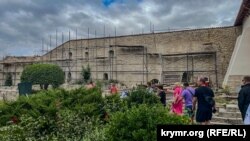 Экскурсанты под строительными лесами. Как реставрируют Ханский дворец в Бахчисарае (фотогалерея)