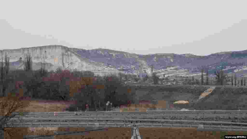 Знаменита гора тепер відділена від міста автотрасою &laquo;Таврида&raquo;