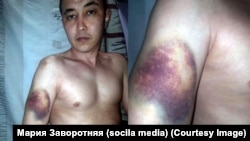 Бишкектеги №1 тергөө абагында отурган Эмилбек Кимсанов сабалды деген сүрөт. Сүрөт Кимсановдун аялы Мария Заворотняянын «Фейсбук» баракчасынан алынды.