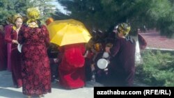 Женщины - госслужащие на культмассовом мероприятии, Ашхабад. (иллюстрация)  