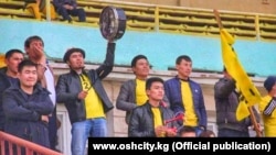 «Алай» футбол клубунун күйөрмандары оюн учурунда. 