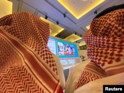 Сауд падышасы Салман бин Абдел Азиз 21-ноябрда "Чоң Жыйырмалыктын" 15-жылдык саммитин виртуалдык куттук сөзү менен ачып жаткан учурду журналисттер экрандан көрүүдө. Эр-Рияд, 2020-жылдын 21-ноябры.