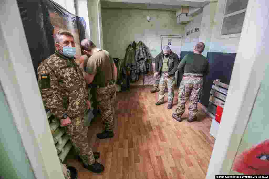 У першу чергу вакцинуватимуть людей із критичним і високим ризиком інфікування