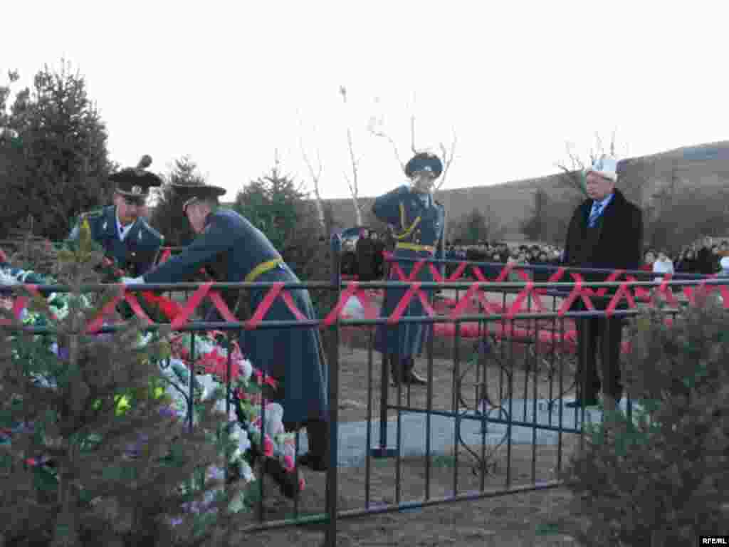 Президенттин жарлыгында "Ата-Бейитте" Чыңгыз Айтматовдун күмбөзүн курулары да айтылган.  - 12 декабря - день рождения выдающегося киргизского писателя Чингиза Айтматова. В день его рождения на мемориальном комплексе Ата Бейит, где писатель похоронен, состоялось возложение цветов. В нем приняли участие президент К. Бакиев, члены Правительства, представители культуры и близкие Ч. Айтматова.