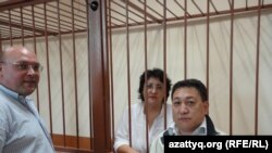 Наталья Соколова (в центре), ее муж Василий Чепурной (слева) и адвокат Арман Жаменов в суде. Актау, 26 сентября 2011 года.