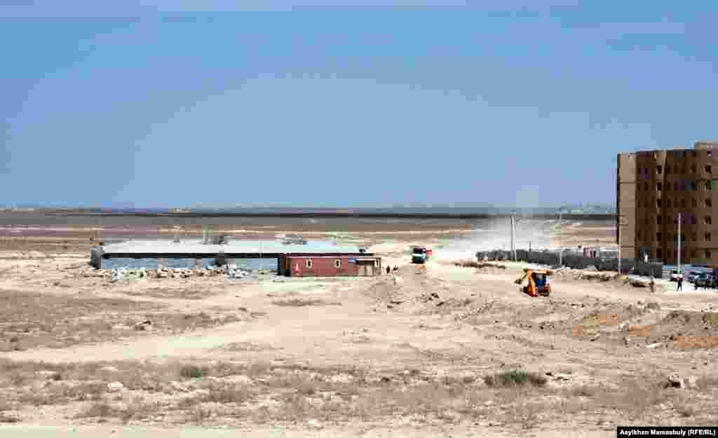 На месте непостроенного Актау-сити. 2 августа 2014 года.