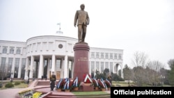 Памятник первому президенту Узбекистана Исламу Каримову.  