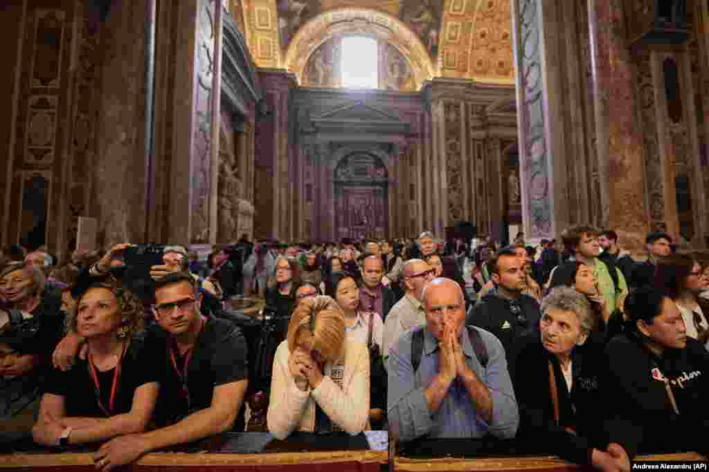 На похорон понтифіка планують приїхати світові лідери, зокрема президент США Дональд Трамп, для якого ця поїздка стане першим закордонним візитом під час його другого терміну, а також президент України Володимир Зеленський