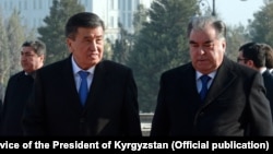 Президенты Кыргызстана и Таджикистана Сооронбай Жээнбеков и Эмомали Рахмон. Душанбе. 1 февраля 2018 года.
