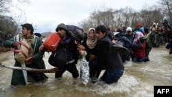 Qaçqınlar Yunanıstan-Makedoniya sərhədində.