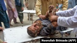 یک نمازگزار که در انفجاری در ولسوالی هسکه مینه ننگرهار زخمی شده در حال انتقال به شفاخانه. October 18, 2019
