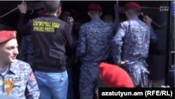 Полицейские подвергают протестующих приводу в полицию, Ереван, 5 октября 2015 г․
