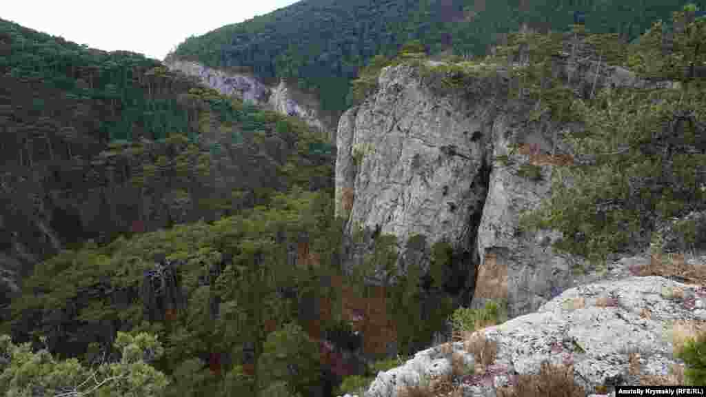 Мальовнича ущелина Уч-Кош (з тюркської &ndash; Три Гори) починається за північними околицями Ялти &ndash; мікрорайоном Василівка. Його вважають одним з наймальовничіших місць на всьому Кримському півострові