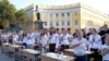 Ілюстрацыйнае фота. Удзельнікі масавай дыктоўкі па ўкраінскай мове ў Адэсе, 25 жніўня 2019 году