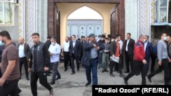 Baýram namazyndan soň metjitden çykyp gelýän täjigistanlylar
