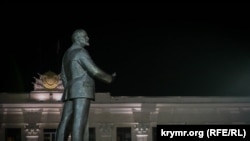 Памятник Ленину на центральной площади Симферополя