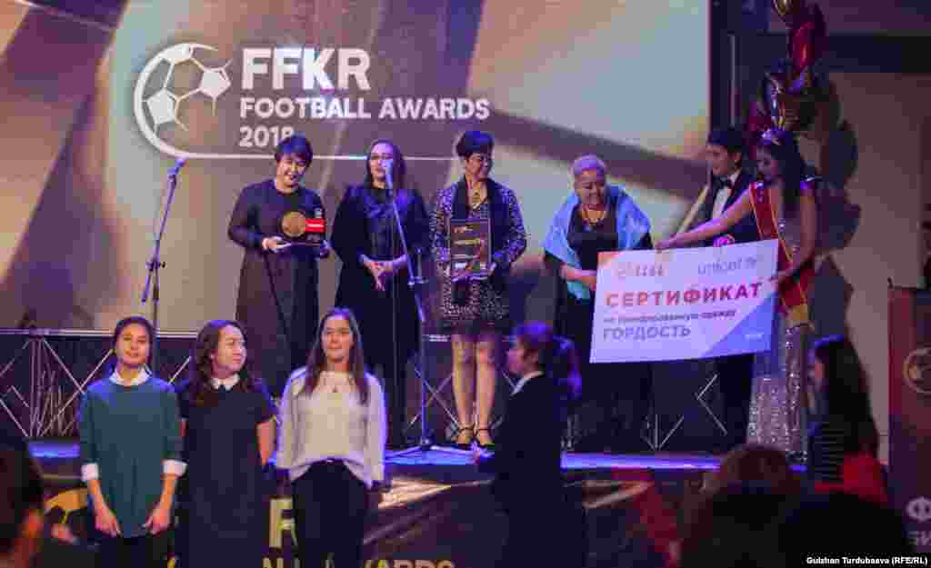 &ldquo;Жылдын сыймыгы&rdquo; наамын 19 жашка чейинки кыздардын курама командасы алды.