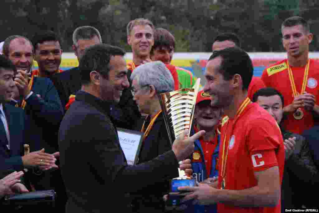 Мелдештин ардактуу коногу катары футбол боюнча Франция курамасынын экс-оюнчусу дүйнөнүн жана Европанын чемпиону Юрий Жоркаефф чакырылып, жеңүүчүлөргө кубок тапшырды. 