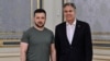 Ukrainanyň prezidenti Wolodymyr Zelenski (çepde) we ABŞ-nyň döwlet sekretary Antoni Blinken