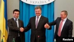 Президент  Порошенко мурдагы  жана азыркы тышкы иштер министрлери: Павло Климкин (солдо) жана Андрей Дешица (оңдо)  менен. 19-июнь, 2014-жыл, Киев. 