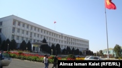 Ош шаарындагы борбордук аянт.                 