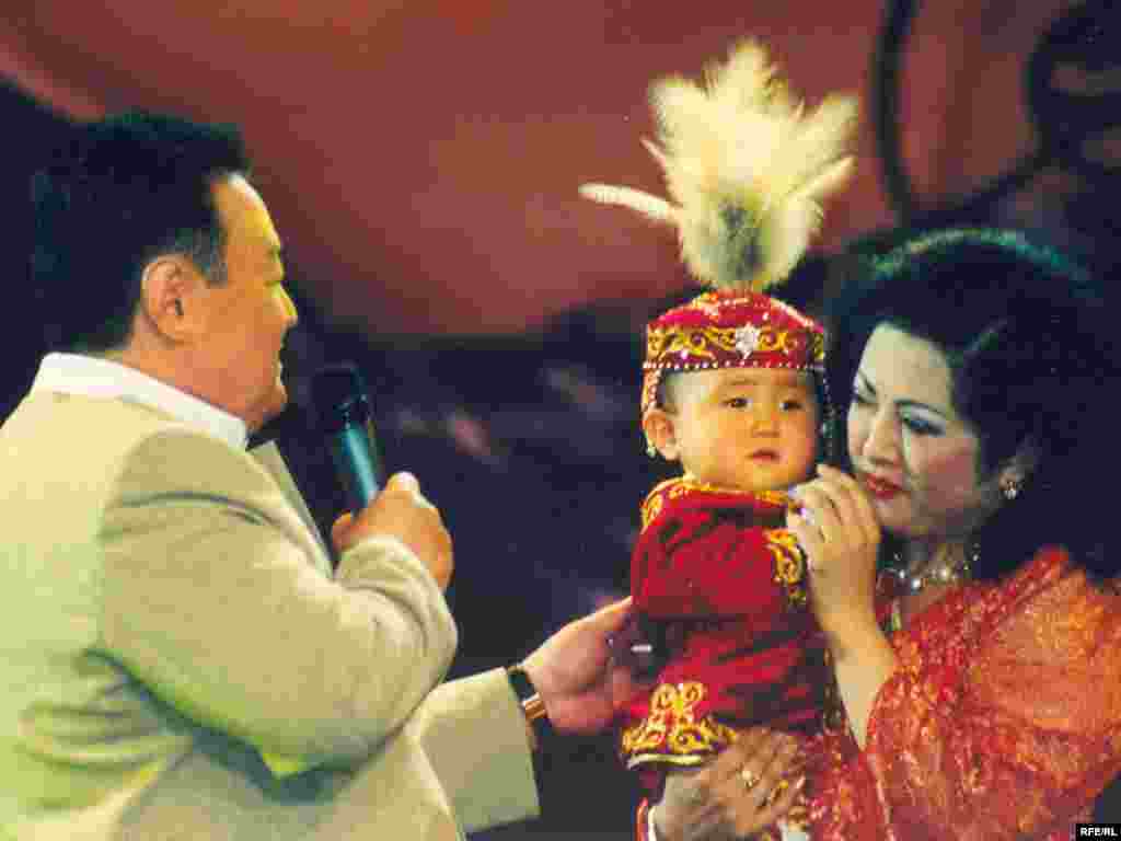 Заманбек благославляет первые шаги своей дочери Мерей. Справа - Макпал Жунусова. Алматы, 2003 год.  - Заманбек благославляет первые шаги своей дочери Мерей. Справа - Макпал Жунусова. Алматы, 2003 год. 