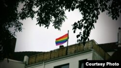 Мари Ко уни трансгендер бўлгани учун эмас, балки сайловолди дастури аҳолига ёққани учун мэрликка сайлашганини айтди. 