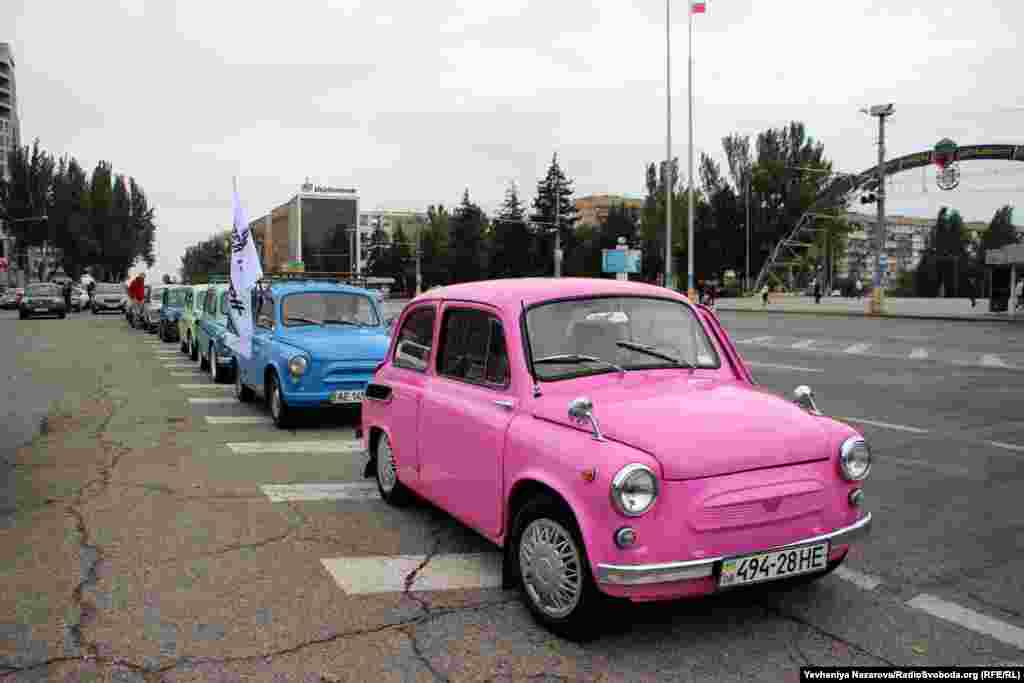 &laquo;Машина &ndash; для свята&raquo; &ndash; так каже про цей рожевий &laquo;запорожець&raquo; його власниця Ольга. Авто їй подарували на день народження і первинно воно було сірим