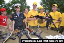 Фото дітей зі зброєю з військово-історичного табору, який проводили у 2020 році у Євпаторії