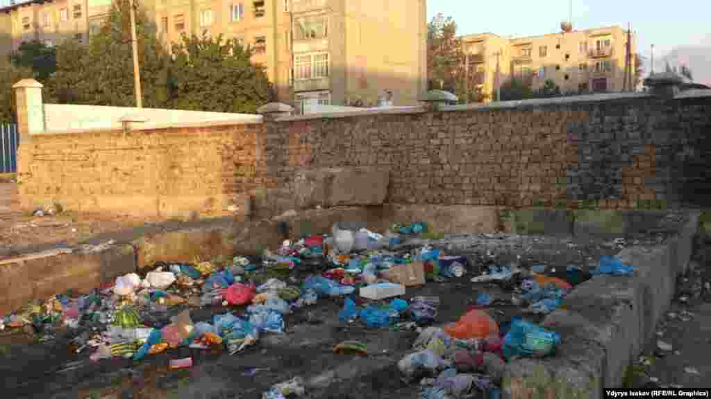 Кызыл-Кыяда таштанды контейнерлери коюлган эмес. Анткени контейнерлерди бошото турган атайын техникасы жок экен.