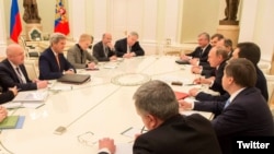 АКШнын мамлекеттик катчысы Жон Керри менен Орусиянын президенти Владимир Путин.