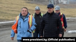 Президент Садыр Жапаров жана "Кумтөр Голддун" убактылуу тышкы башкаруучусу Теңгиз Бөлтүрүк Кумтөр кенинде. 2021-жыл, 15-июнь.  